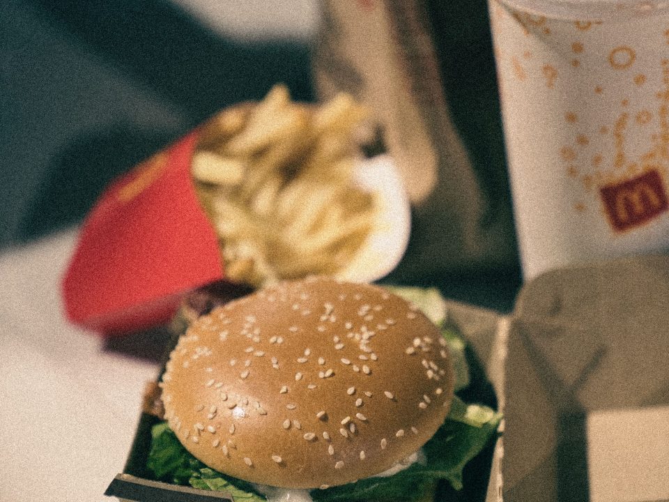 Fast Food POS Software in the UAE: Speed of Service, Combo Pricing and Order Accuracy 10 Classic fast food combo meal with burger, fries and soda